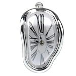Verzerrte Uhr mit geschwungenem Glas und römischen Ziffern, künstlerisches Design für Wissenschafts- und Dekorationszwecke.
