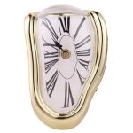 Surreale Schmelz-Uhr mit goldfarbenem Rahmen und verzerrtem Zifferblatt, inspiriert von Salvador Dalí, als dekoratives wissenschaftliches Kunstobjekt.