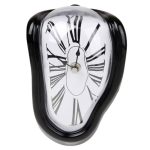 Surreale Schmelz-Uhr mit verzerrtem Zifferblatt in schwarzem Gehäuse, inspiriert von Salvador Dalí, ideal für moderne Dekorationen und wissenschaftliche Themen.