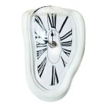 Surrealistische, schmelzende Wanduhr mit verzerrtem Zifferblatt, ideal für moderne und kreative Raumdekorationen.