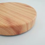 Runde Holzplatte mit glatter Oberfläche und natürlichen Holzmaserungen, ideal für Dekoration oder als Basis für wissenschaftliche Experimente.