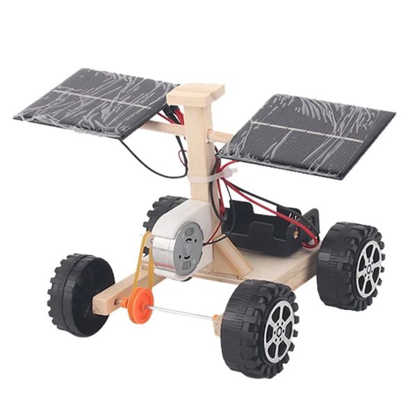 Wissenschaftlicher Roboter mit Solarpanelen, Motor und Rädern, ideal für Bildungsprojekte und Experimente im Bereich erneuerbare Energien.