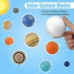 Modell des Sonnensystems mit 10 Bambusstäben und 14 Polystyrenkugeln, zeigt Planeten und Himmelskörper anschaulich.