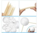 Verschiedene Schwämme und Bälle für wissenschaftliche Experimente, inklusive Holzspitzen, Stäbchen und Schaumstoffbälle, ideal für Bildungs- und Dekorationszwecke.