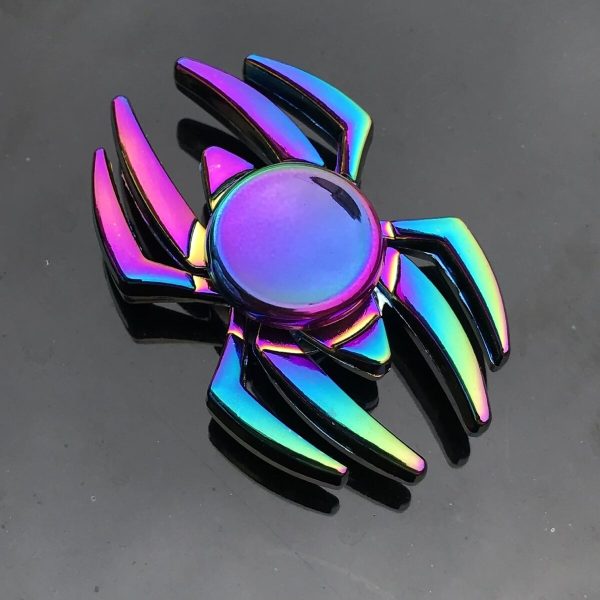 Bunt schimmernder Metallspinnrad in Schmetterlingsform mit Regenbogen-Effekt, ideal als Dekoration oder wissenschaftliches Gadget.