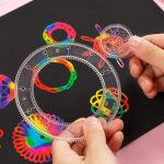 Transparentes geometrisches Werkzeug mit bunten, leuchtenden Mustern, ideal für wissenschaftliche und dekorative Zwecke.