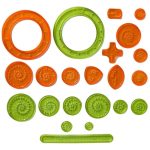 Buntes Set aus orangefarbenen und grünen Schneide- und Messwerkzeugen, ideal für wissenschaftliche Experimente, Bastelarbeiten und kreative Projekte.