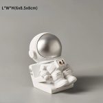 Dekorative Astronautenfigur in Weiß mit silbernem Helm, ideal für Science-Fiction-Themen und Raumfahrt-Dekorationen.