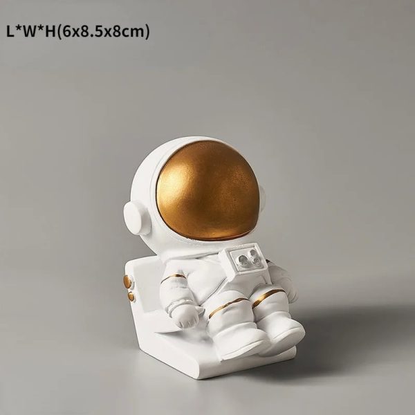 Niedliche Astronautenfigur aus Keramik mit goldfarbenem Helm, ideal als wissenschaftliche Dekoration oder Geschenk für Weltraumfans.