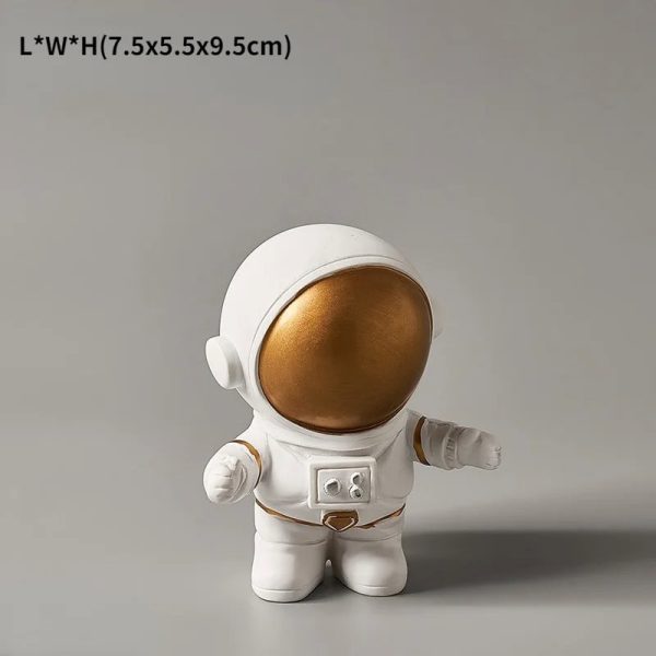 Niedliche Astronautenfigur als Dekorationsobjekt, ideal für Science-Fiction- und Weltraumthemen, mit einem goldfarbenen Helm und weißen Raumanzug, perfekt für Sammler und Dekorationszwecke.