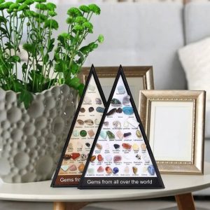 Zwei elegante, dreieckige Glasdisplays mit einer Vielzahl bunter Edelsteine und Mineralien, ideal für Dekoration und wissenschaftliche Sammlungen.