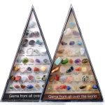 Ansprechendes Display mit einer Vielzahl von Edelsteinen und Mineralien, geordnet in einem transparenten, pyramidenförmigen Rahmen, ideal für Schmuck- und Mineralienliebhaber.