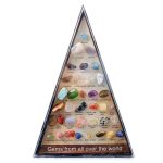 Sammlung verschiedener Edelsteine in einer transparenten Pyramide, inklusive Amethyst, Rosenquarz, Citrin und mehr, präsentiert auf einer weißen Oberfläche.