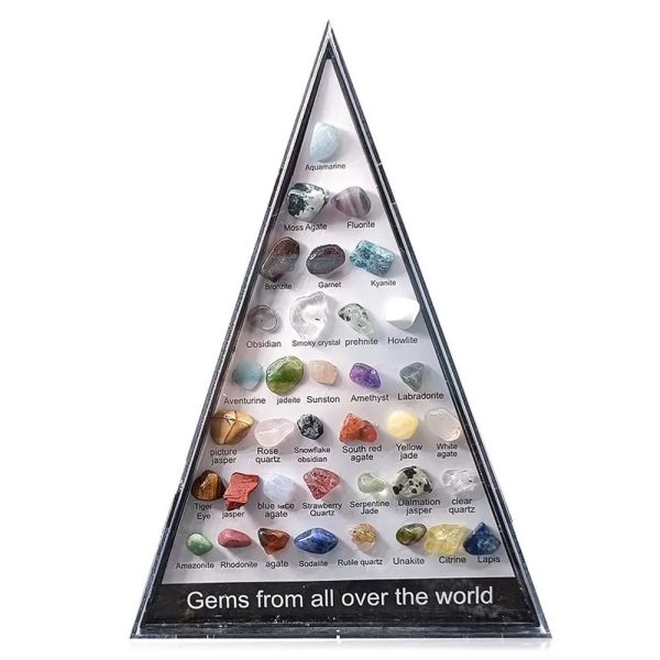 Sammlung verschiedener Edelsteine in einer Pyramide, inklusive Aquamarin, Rubin, Saphir, Amethyst und mehr, präsentiert in einer transparenten Pyramidenschale.