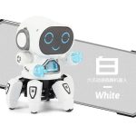 Kleiner weißer Roboter mit sechs Beinen, leuchtenden blauen Händen und einem digitalen Gesicht, ideal für Wissenschafts- und Technikdekorationen.