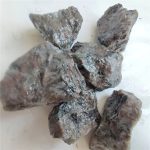 Mehrere mineralische Steinbrocken mit unregelmäßigen Formen und Oberflächenstrukturen, geeignet für wissenschaftliche Studien und Bildungszwecke.