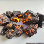 Glühender Feuerstein mit leuchtenden orangefarbenen Stellen, zeigt die Hitzeentwicklung und die chemische Reaktion beim Kontakt mit Feuer. Ideal für wissenschaftliche Demonstrationen und Dekoratione.