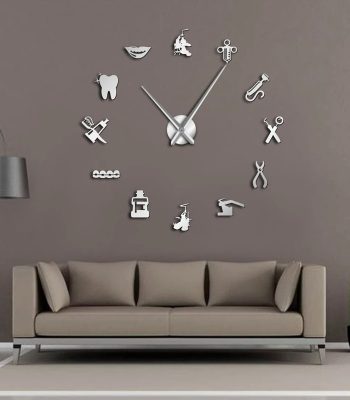Moderne Wanduhr mit wissenschaftlichen Symbolen, die auf einer grauen Wand über einem stilvollen Sofa angebracht ist. Perfekt für Wissenschafts- und Technikliebhaber.