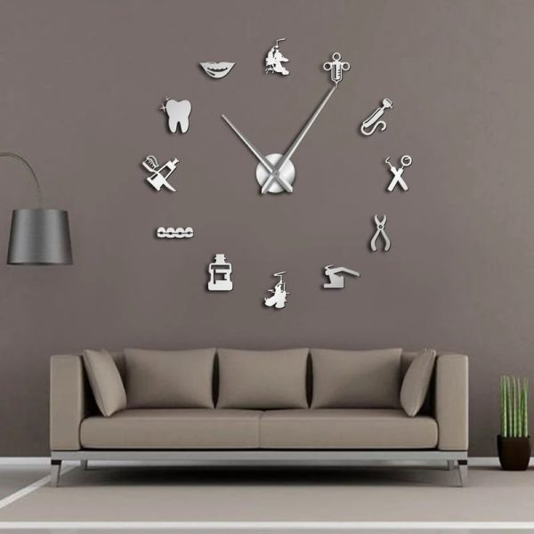 Moderne Wanduhr mit wissenschaftlichen Symbolen, die auf einer grauen Wand über einem stilvollen Sofa angebracht ist. Perfekt für Wissenschafts- und Technikliebhaber.