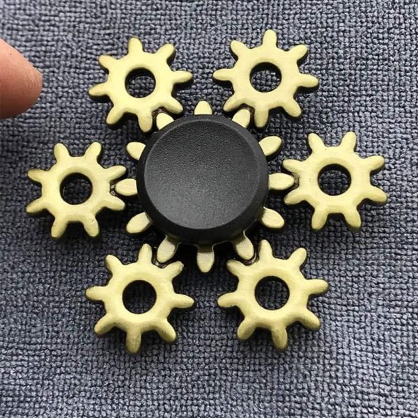 Wissenschaftliches Objekt mit Zahnrädern und zentralem Knopf, ideal für Dekoration und Gadgets im wissenschaftlichen Stil.