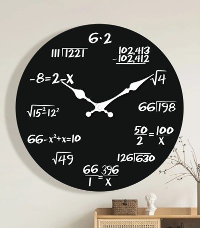 Moderne Wanduhr mit schwarzem Hintergrund und weißen mathematischen Formeln, perfekt für Wissenschafts- und Matheliebhaber, dekorativ und funktional.