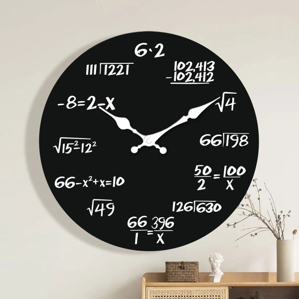Moderne Wanduhr mit schwarzem Hintergrund und weißen mathematischen Formeln, perfekt für Wissenschafts- und Matheliebhaber, dekorativ und funktional.