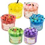 Bunte Jelly Boba Becher mit verschiedenen Fruchtgeschmacksrichtungen wie Zitrone, Pfirsich, Erdbeere, Wassermelone, Traube und Meersalz, ideal für Dekoration und wissenschaftliche Themen.