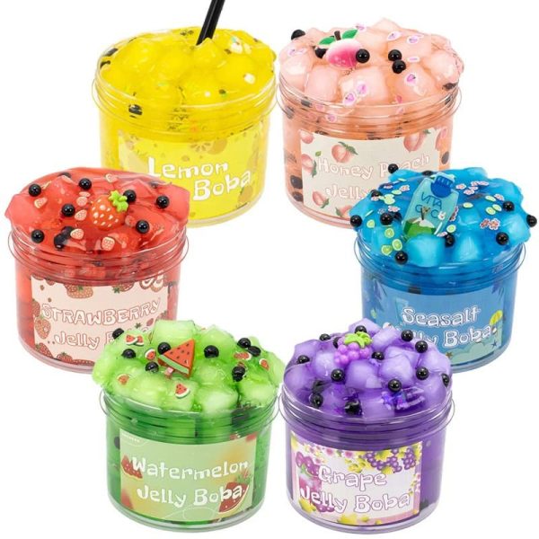 Bunte Jelly Boba Becher mit verschiedenen Fruchtgeschmacksrichtungen wie Zitrone, Pfirsich, Erdbeere, Wassermelone, Traube und Meersalz, ideal für Dekoration und wissenschaftliche Themen.