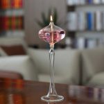 Eleganter wissenschaftlicher Kerzenleuchter mit brennender Flamme, ideal für Dekorationen im wissenschaftlichen Stil oder als Geschenk für Wissenschaftsbegeisterte.