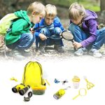 Kinder beim Entdecken im Freien mit einem Detektiv-Set, das Lupen, Fernglas und andere Werkzeuge enthält, um die Natur zu erforschen.
