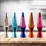 Bunte Lava-Lampe mit glitzerndem Wasser und farbiger Lava, ideal für Dekoration und wissenschaftliche Experimente. Perfekt für Kinder und Erwachsene, die faszinierende Effekte lieben.
