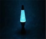 Moderne Lava-Lampe mit leuchtendem, bläulichem Lavaeffekt, ideal als Nachtlicht oder Dekoration für das Schlafzimmer oder Wohnzimmer.