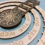 Detailliertes Bild eines Sonnensymbols auf einer Kalenderuhr, die die Monate des Jahres zeigt, mit Fokus auf das Sonnensymbol in der Mitte.