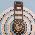 Dekorativer Kalender mit Sonnensystem-Motiv, zeigt die Monate, Wochentage und das Datum, ideal für Wissenschafts- und Astronomie-Enthusiasten.