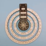 Kreativer Jahreskalender mit USB-Stick und Sonnenmotiv, ideal für Wissenschafts- und Dekorationsliebhaber, praktisches Gadget für das ganze Jahr.