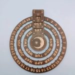 Dekoratives Wandbild in Holzoptik mit Kalender, Wochentag, Monat, Datum und Mondphasen, ideal für Astronomie- und Wissenschaftsbegeisterte.