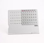 Weißer Kalender mit magnetischen Tagen und Wochen, ideal für Organisation und Planung im Büro oder Zuhause.