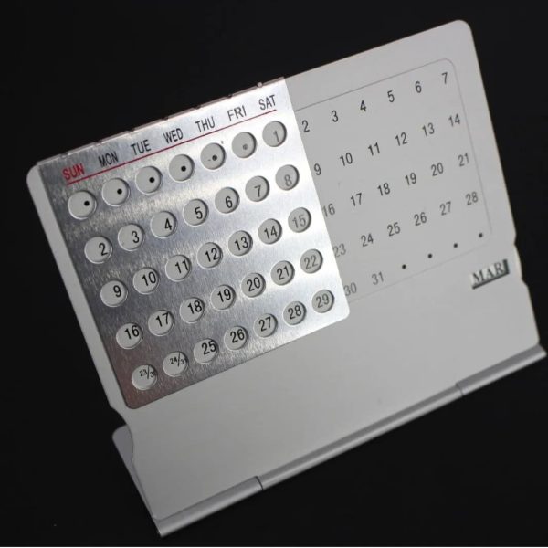 Kalender mit magnetischen Markierungen für Termine und Planung, auf einem weißen Ständer, ideal für Büro oder Zuhause.