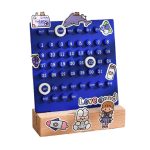 Bunter Schulkalender mit Wochentagen, Monats- und Datumskarten, verziert mit Tier- und Gadget-Illustrationen, ideal für Kinder und Lernende.