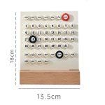 Dekorativer Kalender mit Wochentagen und Monaten, ideal für wissenschaftliche oder dekorative Zwecke, auf Holzbasis.