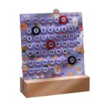 Himmelskalender mit Tiermotiven, Monats- und Tagesanzeige, dekoratives und funktionales Wandaccessoire für Kinderzimmer, aus Holz und Kunststoff gefertigt.