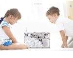 Zwei Kinder, ein Junge und ein Mädchen, erkunden neugierig ein transparentes wissenschaftliches Gerät, das auf einem weißen Bett liegt, in einem hellen Raum.