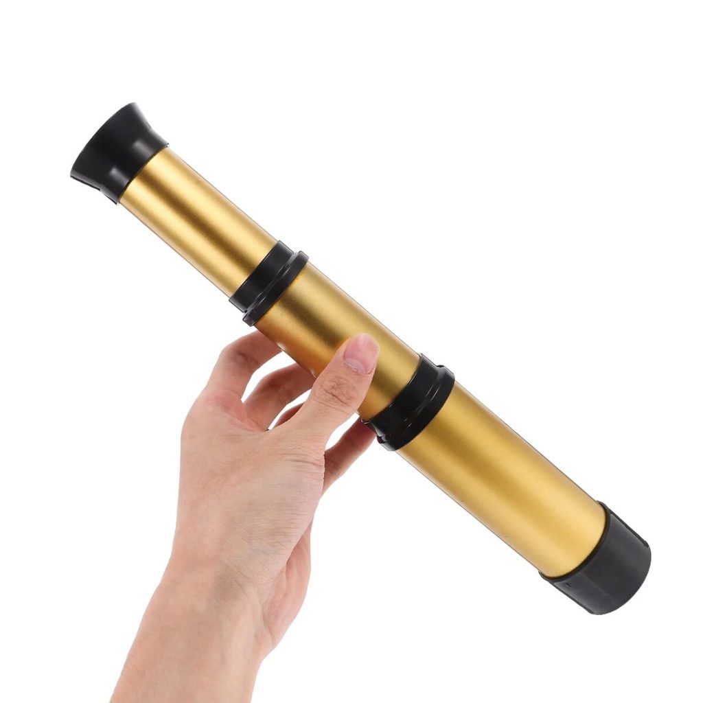 Hand hält ein goldenes Teleskop mit schwarzen Endkappen, ideal für wissenschaftliche Beobachtungen und Dekoration.