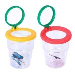 Zwei transparente Dosen mit bunten Deckeln und Lupenverschluss, ideal für die Beobachtung von Insekten und kleinen Tieren im Freien oder im Unterricht.