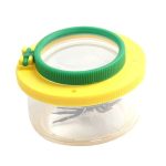 Transparentes Glas mit grüner Lupe und gelbem Rahmen, ideal für wissenschaftliche Experimente und Entdeckungen.