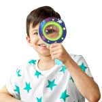 Fröhliches Kind hält einen bunten Wissenschaftsspiegel vor das Auge, um die Welt aus einer neuen Perspektive zu entdecken. Perfekt für Bildungs- und Dekorationszwecke in wissenschaftlichen Umgebung.
