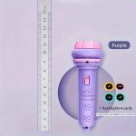 Kleine elektrische Schneidemaschine mit LED-Licht in lila, inklusive vier farbiger Karten, ideal für kreative Bastelarbeiten und Dekorationen.