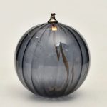 Elegante Glasvase mit dunklen Streifen, ideal für wissenschaftliche Dekorationen und moderne Raumgestaltung.