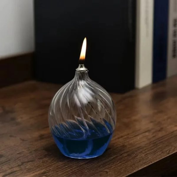 Brennende Flamme in einem Glaslaborflakon mit blauer Flüssigkeit, auf einer Holzoberfläche platziert, Illustration eines wissenschaftlichen Experiments.