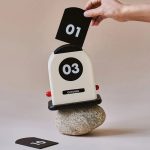 Innovative Flip-Uhr zur Anzeige von Datum und Wochentag, perfekt für moderne Büros und Wohnräume, mit stilvollem Design und einfacher Handhabung.